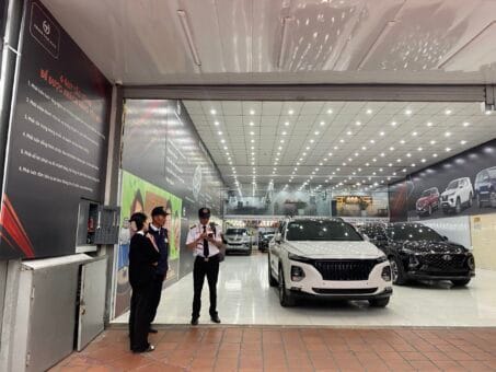 Nhân viên SEKIN bảo vệ showroom ô tô tại Cầu Giấy Hà Nội